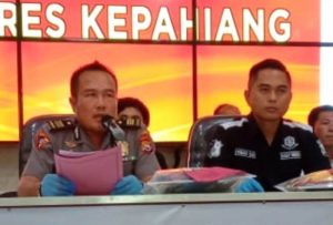 Kabag Ops Polres Kepahiang AKP Eka Candra didampingi Kasat Reskrim, AKP Yusiady saat memberikan keterangan pada jumpa pers Rabu (26/02/2020)