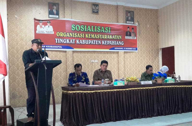 Kepala Badan Kesbangpol Kepahiang Musi Dayan saat menyampaikan sambutan dalam acara sosialisasi ormas di Gedung Serbaguna Desa Tebat Monok